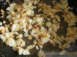 Начинка для пирожков  из курицы и грибов: Чистим и режем кубиками лук. Поджариваем на растительном масле.