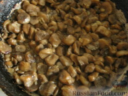 Начинка для пирожков  из курицы и грибов: Жарим грибы с луком. Добавляем специи и солим.