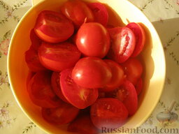 Соус а-ля аджика: Моем и режем помидоры.