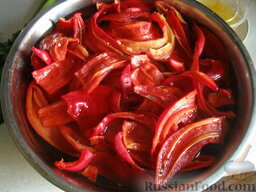 Аджика кавказская: Очистить горькие перцы разного цвета (красные и зеленые - для остроты вкуса) от семян и замочить в теплой воде на 4 часа, каждый час меняя воду.