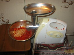 Аджика кавказская: Измельчить через мясорубку острый перец, чеснок, кинзу, зелень.