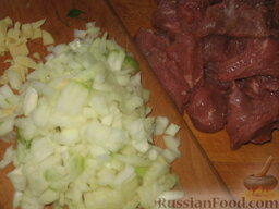 Острое мясо по-аргентински в горшочке: Мясо режем кусочками 2х2см.   Лук, чеснок  и сало мелко порежем.