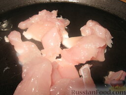 Яичница с куриным филе: Филе нарезать мелкими кусочками.