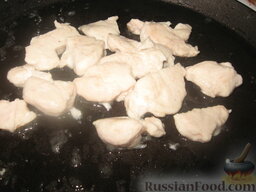 Яичница с куриным филе: Обжарить курицу в сливочном масле с обеих сторон.