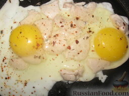 Яичница с куриным филе: Посолить, добавить специй по вкусу.