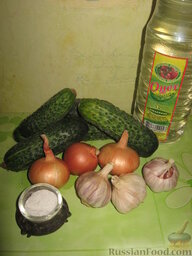 Сырой салат из огурцов на зиму: Приготовить все продукты (выше указан вес очищенных овощей).
