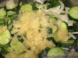 Сырой салат из огурцов на зиму: Выдавить или растолочь чеснок.