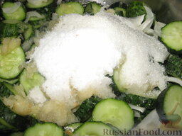 Сырой салат из огурцов на зиму: Добавить сахар, соль, уксус.
