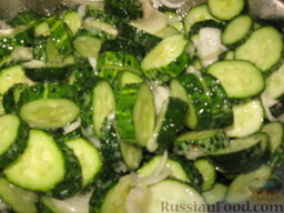 Сырой салат из огурцов на зиму: Все перемешать в миске и оставить в холодильнике на несколько часов пускать соки (до 12 часов).