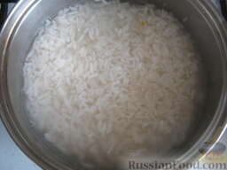Каша из тыквы с рисом: Моем рис, заливаем холодной водой, солим. Варим до готовности минут 30.