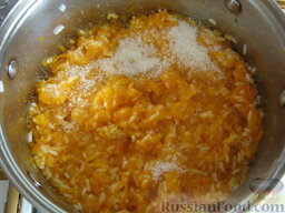 Каша из тыквы с рисом: Когда тыква сварилась, разминаем ее давилкой для картофеля, добавляем рис.