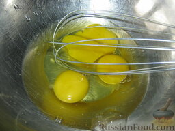 Оладьи с тыквой: Как приготовить оладьи из тыквы:    В миску разбиваем яйца. У меня были мелкие, поэтому 3 штуки.