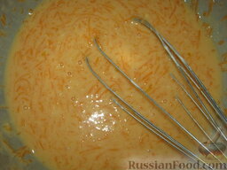 Оладьи с тыквой: Добавляем в яйца тертую тыкву, сахар, муку, соль, разрыхлитель и кефир. Тесто по консистенции должно быть как густая сметана.