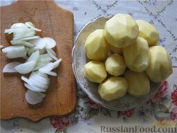 Жаркое из куриных крылышек с картофелем: Как приготовить куриные крылышки с картошкой:  Чистим и моем картофель и лук. Лук режем на полукольца.