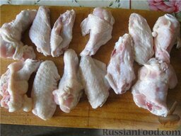 Жаркое из куриных крылышек с картофелем: Моем куриные крылышки и режем на половинки.