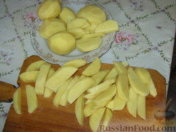 Жаркое из куриных крылышек с картофелем: Режем на дольки картофель.