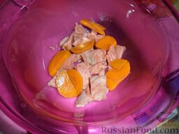 Салат из рыбы с овощами: Добавляем бланшированную морковь.