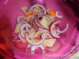 Салат из рыбы с овощами: Красный лук.