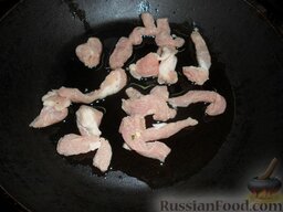 Свинина в кисло-сладком соусе: Обжариваем свинину на сковороде.