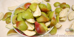 Варенье из груш с лимончиком: Разрезать на четвертинки и вырезать сердцевину.