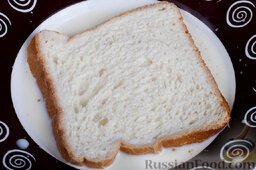Форшмак: Ломтик хлеба вымачиваем в молоке и отжимаем.