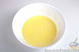 Блины с яблочным припеком: В желтки добавляем соль, сахар, масло, молоко и все тщательно перемешиваем.