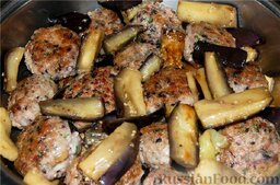 Тефтели-фрикадельки с базиликом: В глубокой сковороде на дно уложить слой баклажанов, после - тефтели, оставшиеся баклажаны выложить между ними.