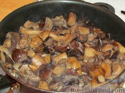 Картофельные оладьи с грибами и луком: Как приготовить картофельные оладьи:  Первым делом обжариваем грибы, выпариваем жидкость, солим. Одновременно закидываем вариться кастрюльку с картошкой (в мундире или без - пофик)).