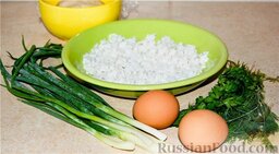 Чебуреки с рисом, яйцом и зеленью: Готовим начинку для чебуреков. Нарезать зелень, лук. Яйца покрошить. Всё добавить к рису, посолить, поперчить, перемешать.