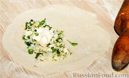 Чебуреки с рисом, яйцом и зеленью: Добавьте ложку жирной сметаны.