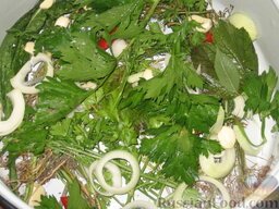 Помидоры соленые: На дно кастрюли выкладываем 1/3 часть зелени и овощей. Сверху высыпаем половину помидоров.