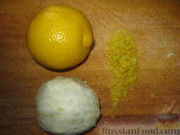 Арбузное варенье: С лимонов на терке снимаем цедру. Затем очищаем лимоны и мелко режем.
