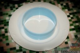 Советская классика: салат "Мимоза": На каждую тарелку выкладываем кольцо. Я использую кольцо из икеевского набора для печенья.