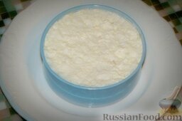 Советская классика: салат "Мимоза": Последний слой - четверть белка.   Повторяем все то же самое со второй порцией.     Отправляем в холодильник на 30 минут, чтобы овощи пропитались майонезом, а салаты охладились.