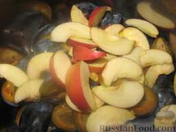 Варенье из слив и яблок: Яблоки очистить от семян и нарезать дольками.