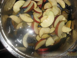 Варенье из слив и яблок: Вскипятить воду, растворить в ней сахар и залить сиропом фрукты.
