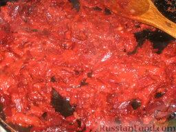 Борщ черниговский: На половине жира тушим, помешивая, свеклу 10 минут, добавляем томатную пасту и еще немного тушим.
