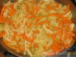 Борщ черниговский: На второй половине жира обжариваем лук, морковь и корень петрушки.