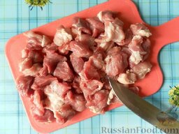 Мясное рагу с овощами: Как приготовить мясное рагу с овощами:    Свинину нарезаем небольшими кусочками.