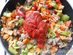 Мясное рагу с овощами: Затем добавляем томатную пасту, перемешиваем, накрываем крышкой и тушим еще пол минуты на среднем огне.