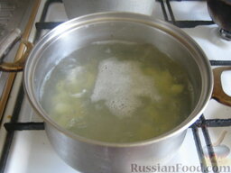 Суп с цветной капустой и горошком: Картофель, лук и морковь положить в кипящую воду и варить около 15 минут. Добавить соцветия цветной капусты, рис и консервированный зеленый горошек. Добавить по вкусу растительное масло, посолить, специи по вкусу.  Варить суп из цветной капусты на небольшом огне до готовности.