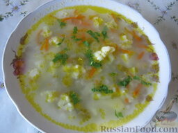 Суп с цветной капустой и горошком: Подавать суп из цветной капусты и горошка со свежей зеленью.