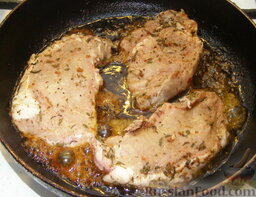 Жареная свиная вырезка: В сковороде разогрела растительное масло, на сильном огне поджарила свинину сначала с одной стороны (около 2-х минут).