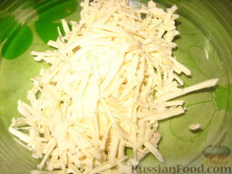 Сырные оладушки: Плавленый сыр натереть на крупной терке.