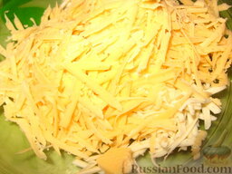 Сырные оладушки: Смешать с натертым на крупной терке твердым сыром.