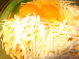 Сырные оладушки: В сырную смесь вбить яйца.