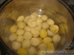 Картофель с шампиньонами: Очищенный картофель разрезать пополам или на 4 части, если клубни крупные, и отварить почти до готовности.