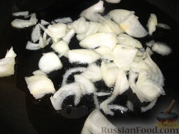 Картофель с шампиньонами: Лук порезать полукольцами и обжарить на растительном масле.