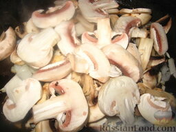 Картофель с шампиньонами: Шампиньоны нарезать пластинами и обжарить вместе с луком. Добавить приправу к грибам.