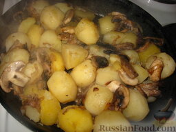 Картофель с шампиньонами: С картошки слить воду и добавить клубни на сковороду к грибам и луку. Посолить. Обжарить шампиньоны с картошкой 5 минут.
